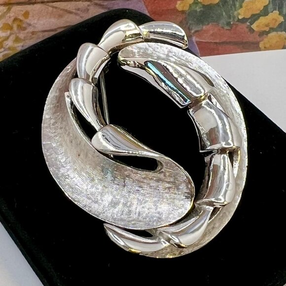 Monet Ying and Yang Silver Modern Brooch - Picture 3 of 6